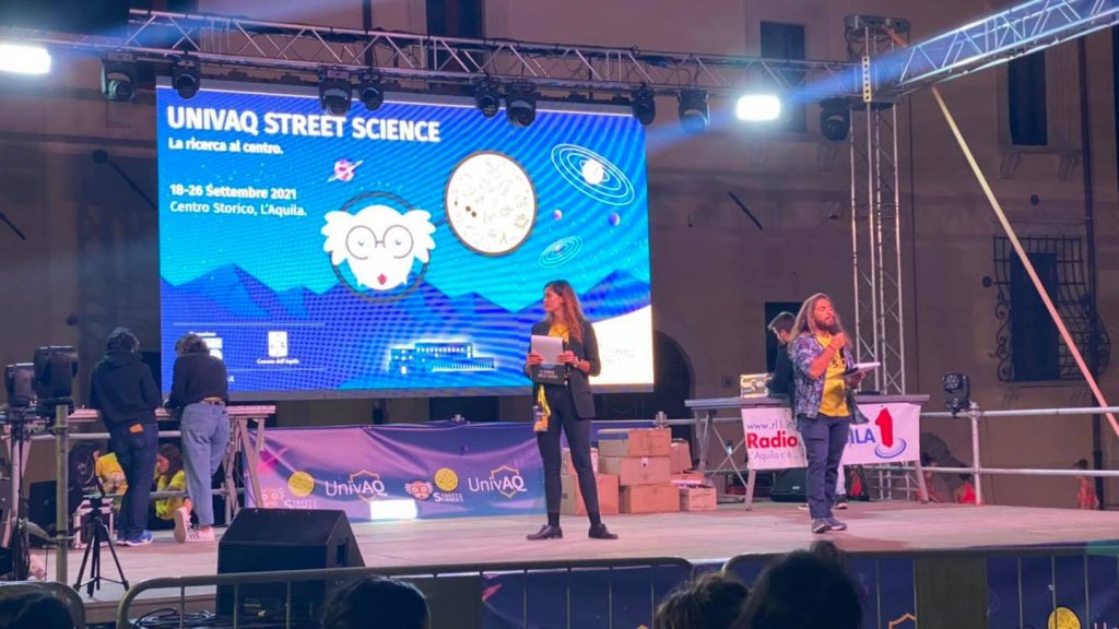 Chiara e Matteo sul palco di Univaq Street Science con La Chimica in Cucina